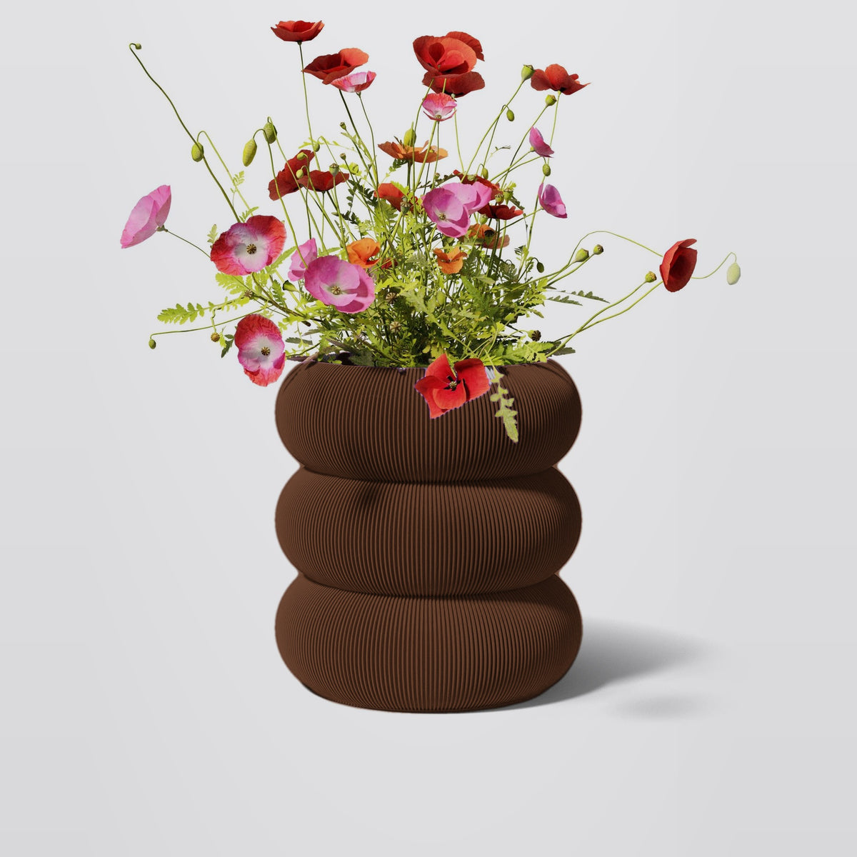 Oded Vase in Dunkelbraun mit Blumen