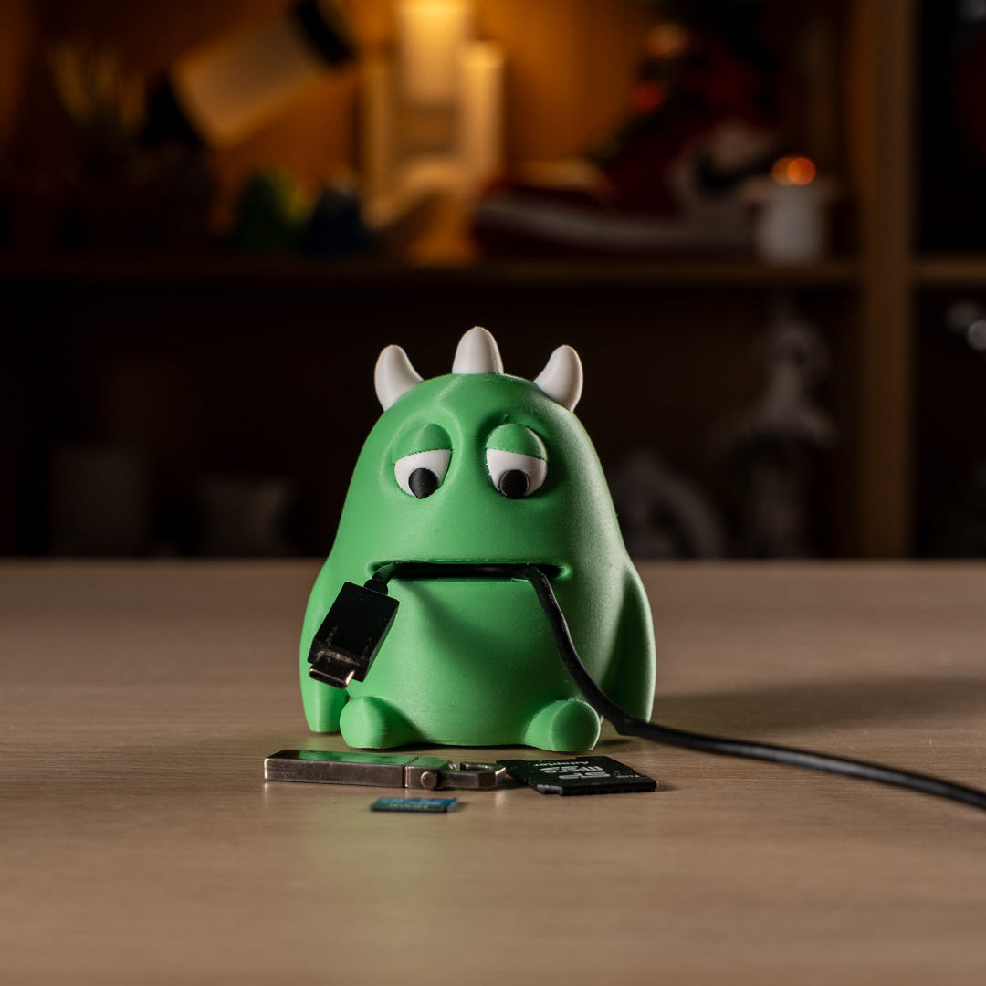 Cable Monster Grün – Frontansicht mit Kabel