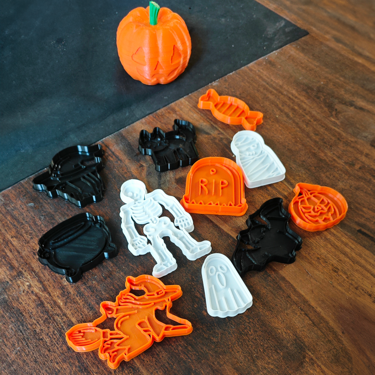 Halloween Cookie Cutter Set – Lifestyle mit Kürbis-Deko