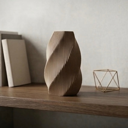Spiral Vase – Lifestyle-Aufnahme auf Holzregal